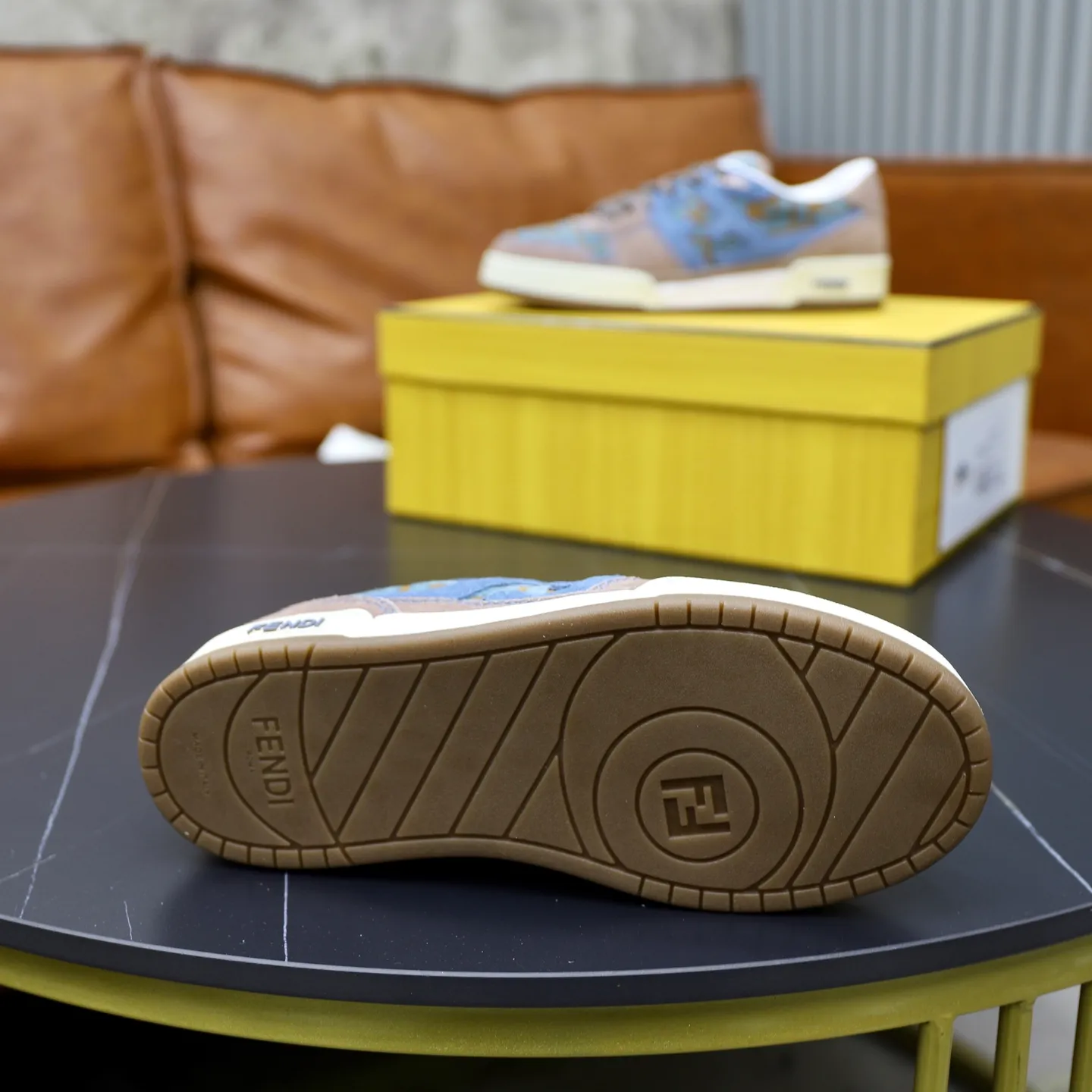 Ex-factory price: 640🔥Couple model (top original order) Brand: FENDI Size: 35-44 (customized for men 38 and 45) Grade: original order quality High version Material: Imported original cowhide stitching ➕ High-quality and comfortable lining Original TPU lightweight anti-slip outsole Style category: Travel fashion casual shoes Versatile trend